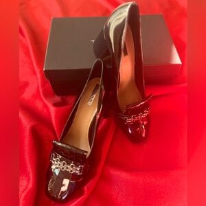 👀👀Tahari Zetta Black Patent Leather 3” Block Dress Loafer With Detail👀👀